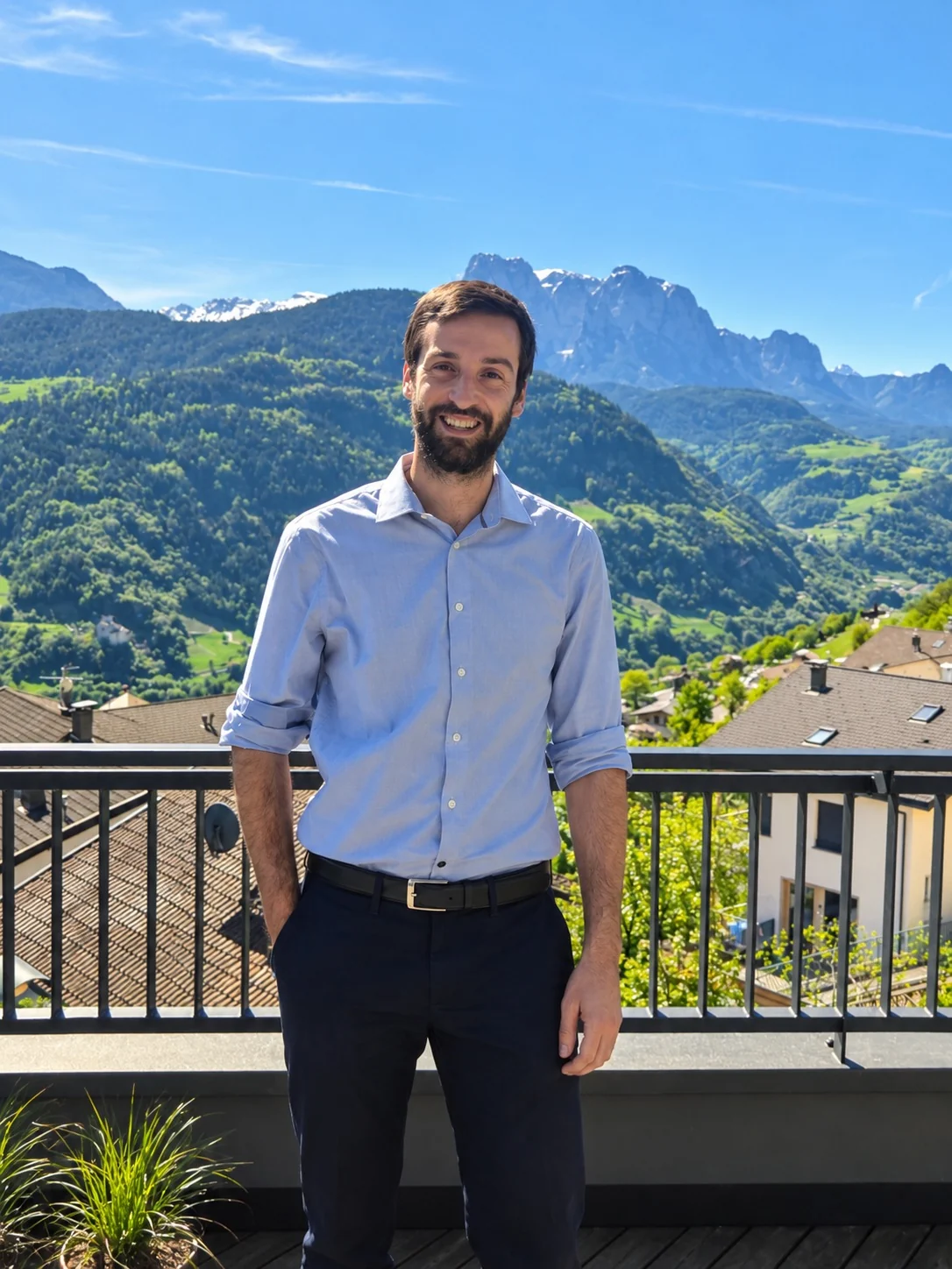 Florian Moser vor der Berglandschaft